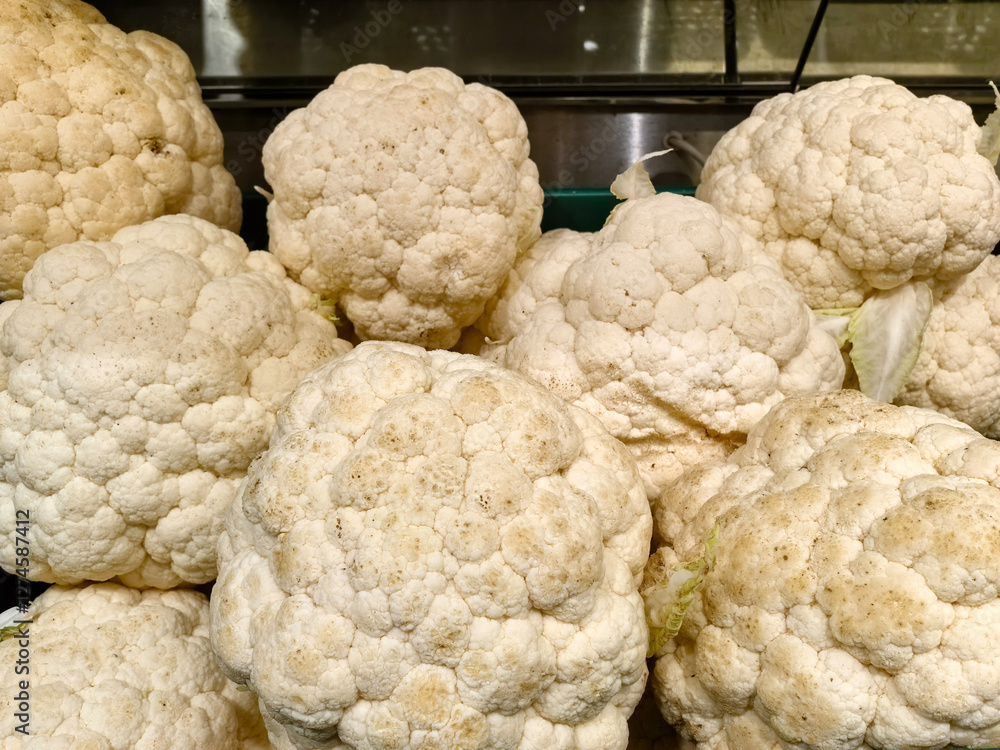 Cauliflower has been sitting on the counter of the farmer's market and store for a long time. Cabbage begins to wilt and deteriorate. Vegetable dishes, healthy food, delicious food Cauliflower has been sitting on the counter of the farmer's market and store for a long time. Cabbage begins to wilt and deteriorate. Vegetable dishes, healthy food, delicious food
