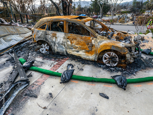 Fotografie Burned SUV destroyed by the Eaton Fire in Altadena, California, in the driveway