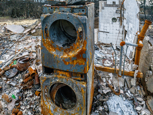 Fotografie Burned washer and dryer remain after the Eaton Fire destroyed a home in Altadena