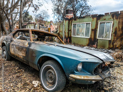 Quadro su tela Classic 1950s American car destroyed by the Eaton Fire in Altadena, California,