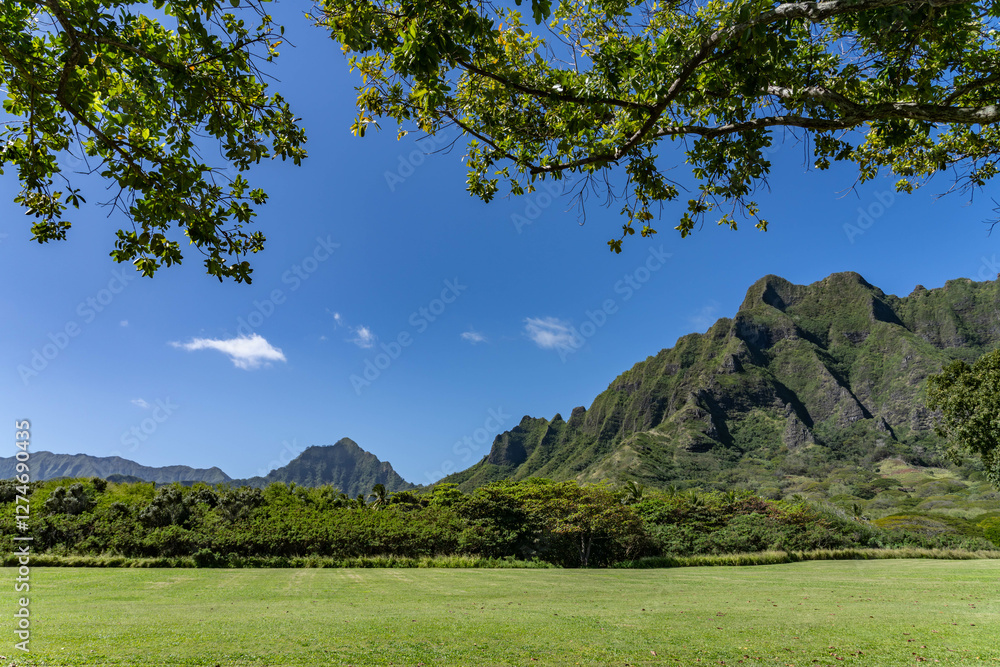 Fototapeta premium Kualoa Regional Park, Honolulu, Oahu, Hawaii. Windward Coast. Koʻolau Range / Koʻolau Volcano / Shield Volcano