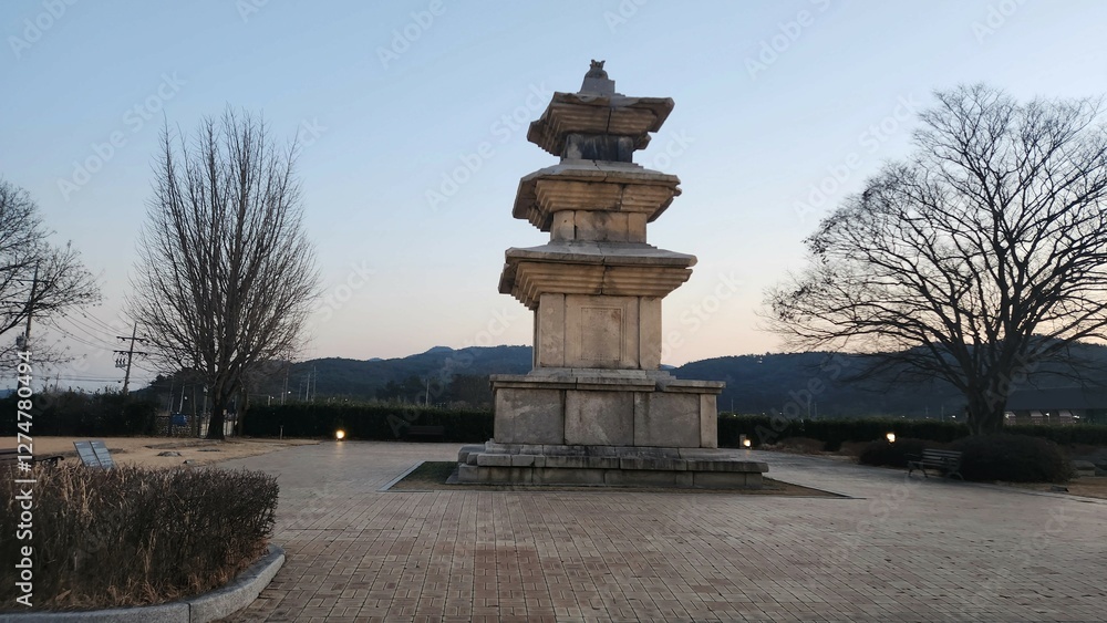 Obraz premium Stone region statue