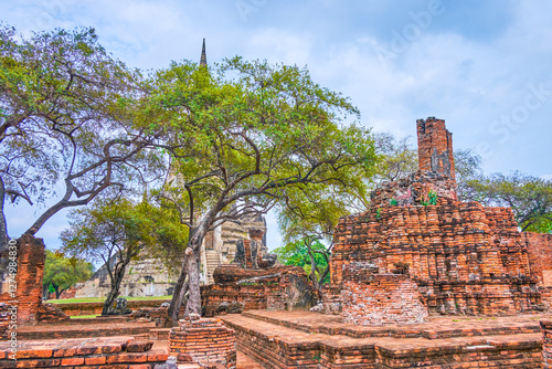 Obraz na płótnie Wat Phra Si Sanphet archaeological complex in green park, Ayutthaya, Thailand w salonie