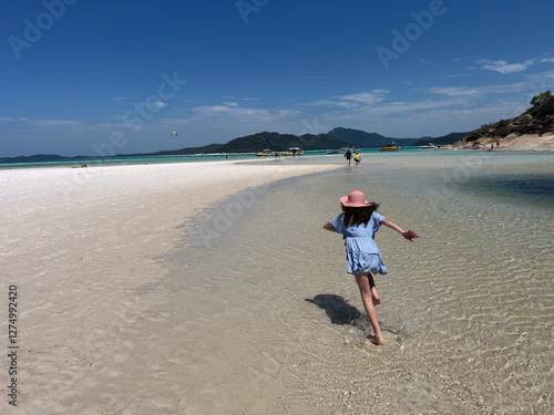 Obraz na płótnie Tourists visit on Whitehaven Beach at Whitsunday Islands National Park Queensland Australia w salonie