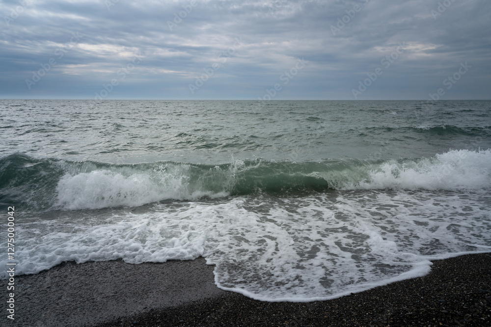 Εκτύπωση καμβά An incoming wave on the Black Sea and a pebble beach on the Sochi coast on a sum
