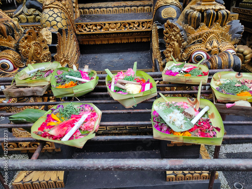 Obraz na płótnie Traditional balinese offerings to gods in Bali with flowers and aromatic sticks w salonie