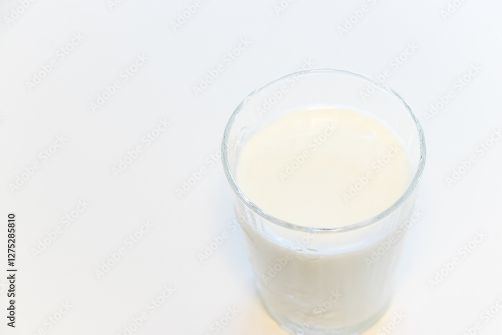 白い牛乳が注がれたグラス 白い牛乳が注がれたグラス