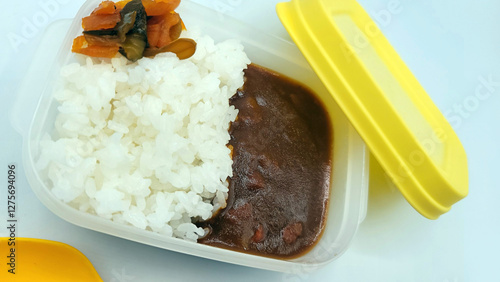 シンプルなカレーライス弁当・子供用ランチボックス／Simple curry rice bento/kids' lunch box／심플한 카레라이스 도시락・어린이용 런치 박스
