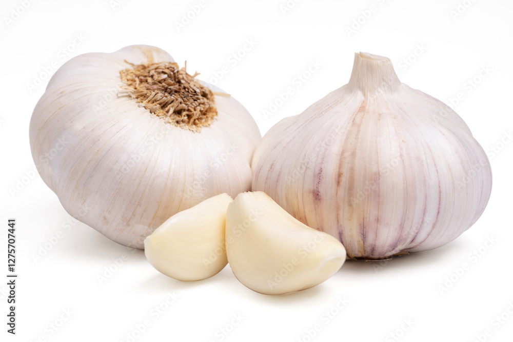 Obraz premium Fresh peeled garlic cloves, bulb with garlic slices isolated on white background.