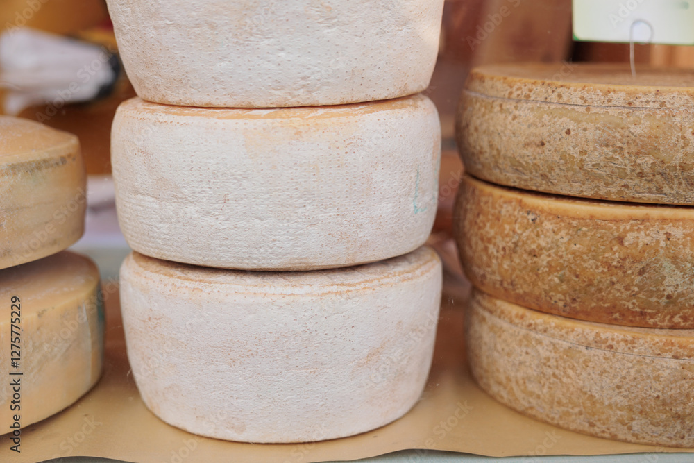 dettaglio di forme di formaggio fresco e artigianale