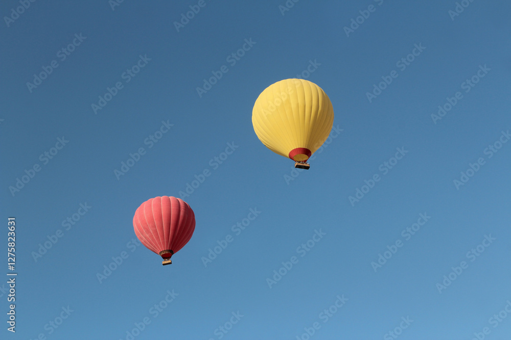 Fototapeta premium Hot air balloons flying in Luxor in the morning, Egypt