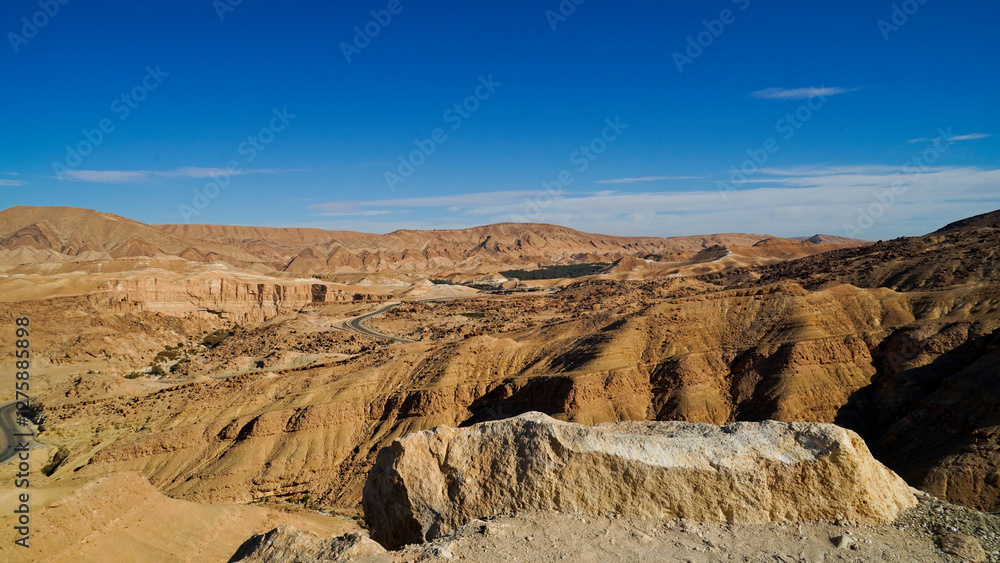 Naklejka premium Oasi di Chebica con la sorgente di acqua potabile e l'antico villaggio Berbero. provincia di Tozeur,Tunisia