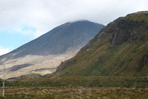 Foto A volcanic mountain peak in New Zealand with barren rocky slopes and a deep blue sky