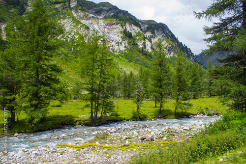 Obraz na płótnie Landscape in Austrian Alps - High mountains of higt Tauern around Grossglockner. Austria. w salonie