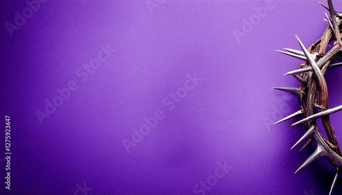 Plantilla con Detalle de la corona de espinas de Jesucristo durante la pasión de la semana santa sobre un fondo morado