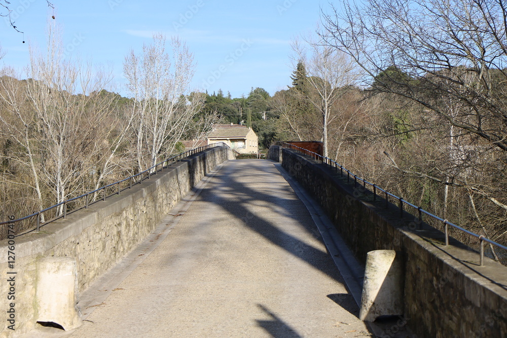 Le pont Charles Martel sur la rivière Cèze, village de La-Roque-sur-Cèze, département du Gard, France