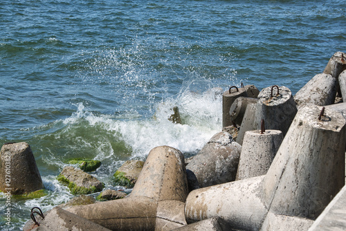 Obraz na płótnie sea waves breaking on breakwater w salonie