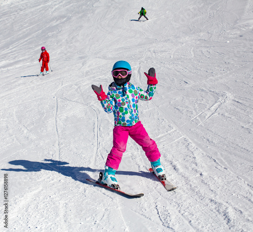Obraz na płótnie little girl in ski resort w salonie