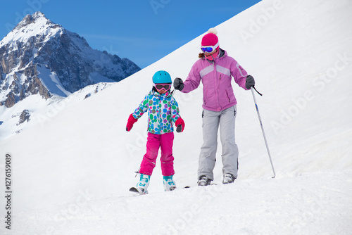 Obraz na płótnie little girl in ski resort w salonie
