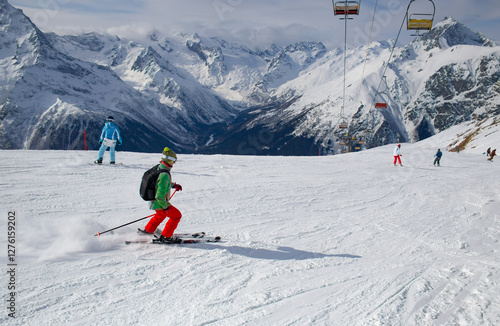 Obraz na płótnie Man skiing in the mountains w salonie