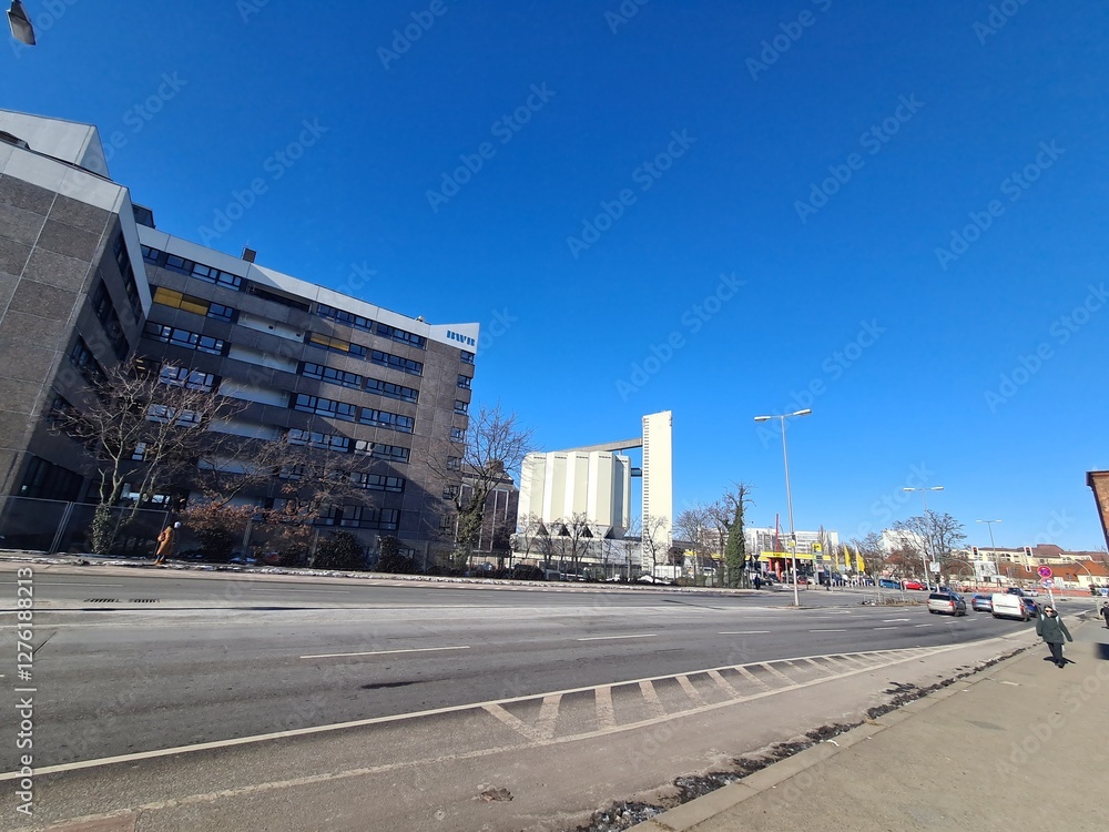 Strasse, Bürgersteig und blauer Himmel in Berlin Westhafen (Moabit) Strasse, Bürgersteig und blauer Himmel in Berlin Westhafen (Moabit)