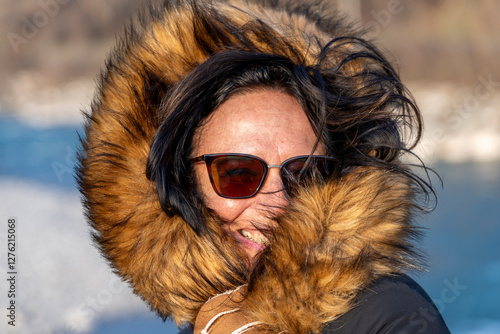 Photos portrait of a beautiful middle-aged woman in winter clothes and sunglasses in fr