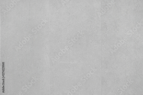 Graue Betonplatte mit feinen vertikalen Rillen - Wandverkleidung einer Fassade in Nahaufnahme