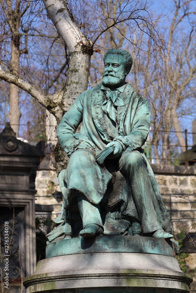 statue de bronze d'ABOUT Edmond (1828-1885), fondu par Gustave Crauk (1879). statue de bronze d'ABOUT Edmond (1828-1885), fondu par Gustave Crauk (1879).