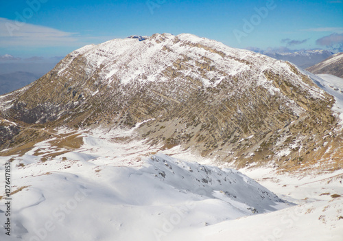 Obraz na płótnie Duchessa lake and Sirente Velino park (Italy) - In the natural park of Sirente Velino, the landscape with snow of Duchessa lake, Lazio and Abruzzo regions. w salonie