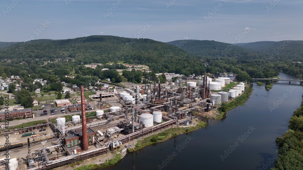 Obraz premium United Refining Company petroleum oil refinery in Warren, Pennsylvania processing 70,000 barrels of crude oil daily. Located by Allegheny River it produces gasoline and diesel fuel. 