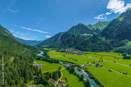 Sommerlicher Ausblick auf das Tiroler Lechtal rund um die Gemeinde Elmen photo