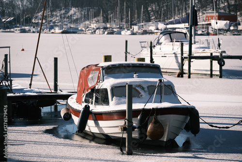 Boote auf winterlichem Stössensee zu Berlin photo