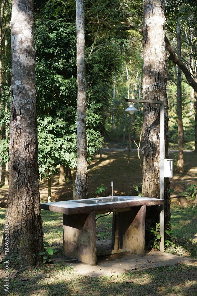 Obraz premium Outdoor sink area for washing dishes at a campground. Clean up from dinner. Scrub your pots and pans. Off the grid. Cook your own food.