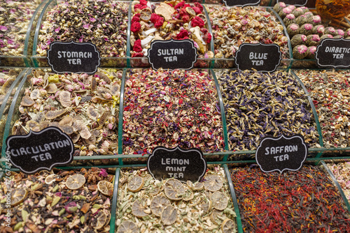 Obraz na płótnie Tea for sale in a spice Spice Bazaar, Istanbul, Turkey w salonie