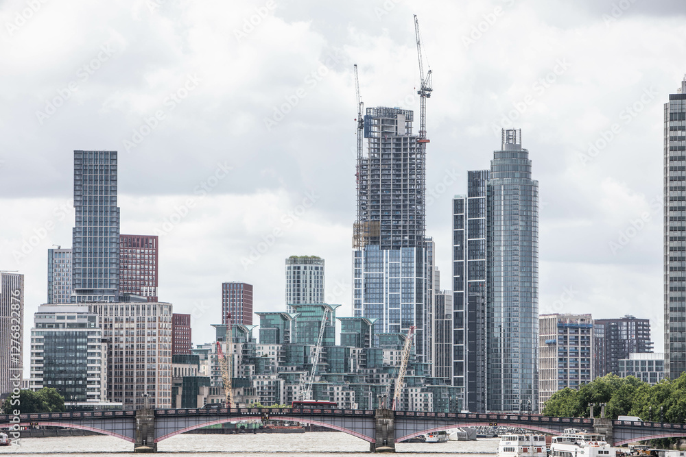 Fototapeta premium London, England: skyline of high modern buildings along the river Thames