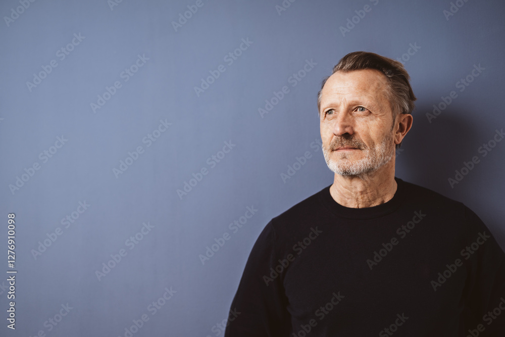 Obraz premium Thoughtful senior man looking into the distance
