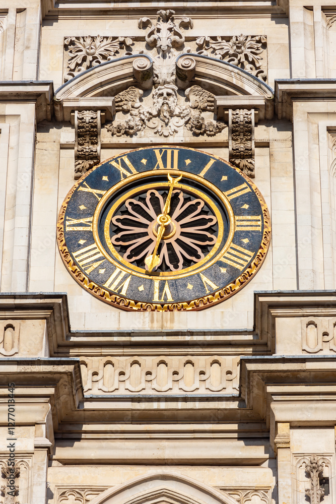 Obraz premium Clock (made in year 1288) on Westminster Abbey facade in London, UK