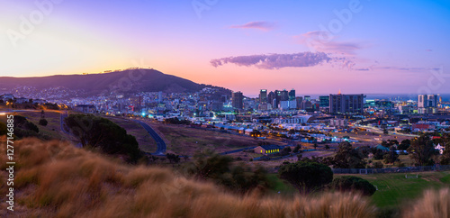 Obraz na płótnie Panorama of Cape Town City During Twilight Sunset with Lit-Up Buildings, South Africa w salonie