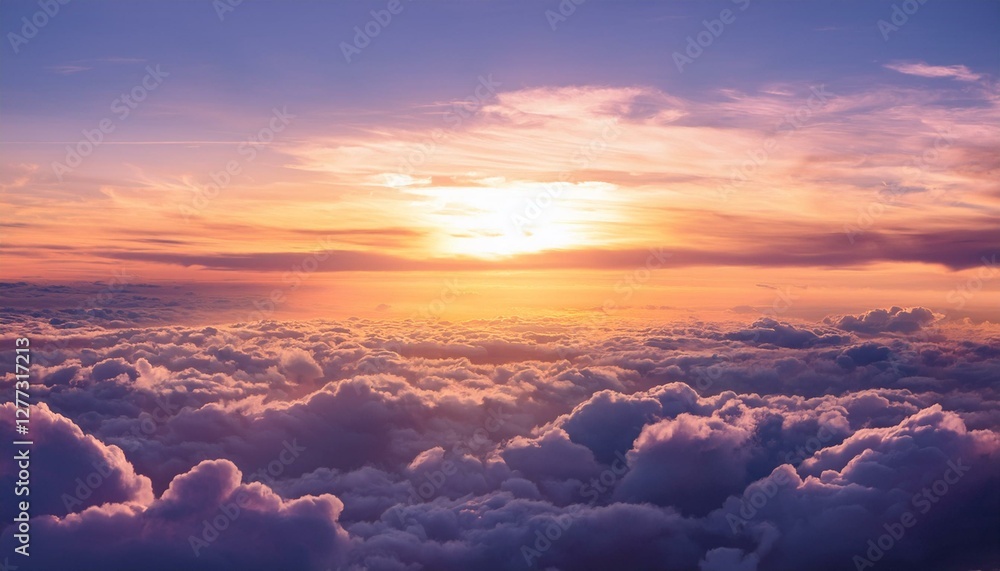 Obraz premium 雲の上の神秘的な夕焼け - 夢のような黄金と紫の空