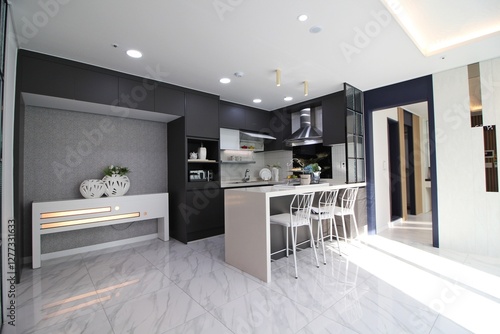 Obraz na płótnie Interiores de cocina con todo, desde un refrigerador hasta un amplio espacio de cocina y una mesa para comer
