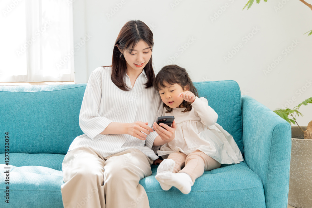 スマートフォンを使う親子
スマートフォンを使う親子