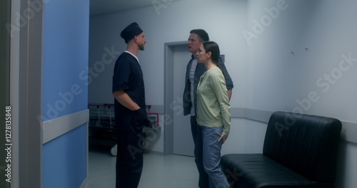 Fototapet The doctor informs the relatives of the disappointing result of the operation, t