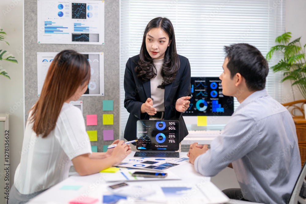 Obraz premium A woman is talking to two men in a meeting room