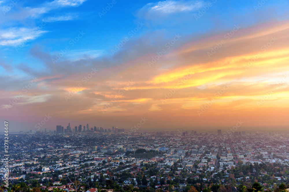 Fototapeta premium Vibrant Sunset Over Los Angeles Cityscape