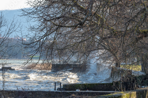 grosse bise , vagues et embruns sur les quai de Genève