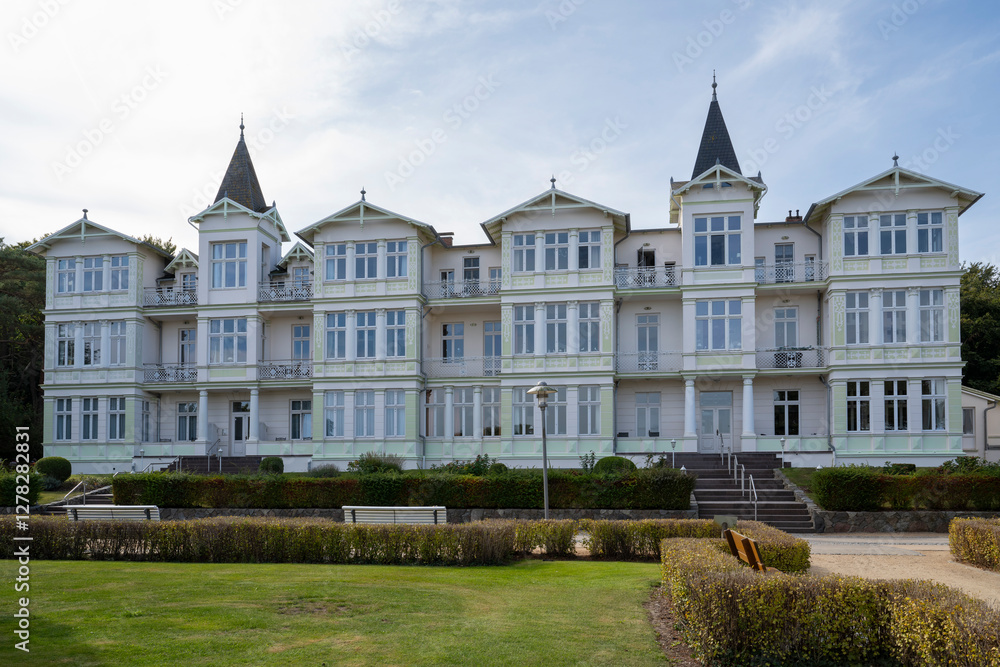 Renovierte Villa an der Promenade, Bäderarchitektur, Ostseebad Zinnowitz, Insel Usedom, Ostsee, Mecklenburg-Vorpommern, Deutschland, Europa Renovierte Villa an der Promenade, Bäderarchitektur, Ostseebad Zinnowitz, Insel Usedom, Ostsee, Mecklenburg-Vorpommern, Deutschland, Europa