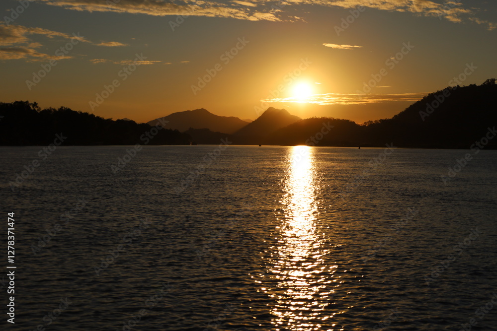 Naklejka premium Golden sunset on the mekong river luang prabang laos