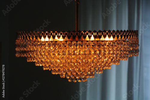 Antiker Kronleuchter mit vielen Glaskristallen