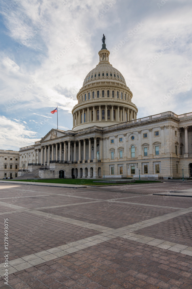 Obraz premium The iconic United States Capitol building, an emblem of American democracy