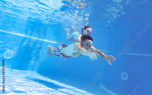 Obraz na płótnie Underwater Baby swimming w salonie